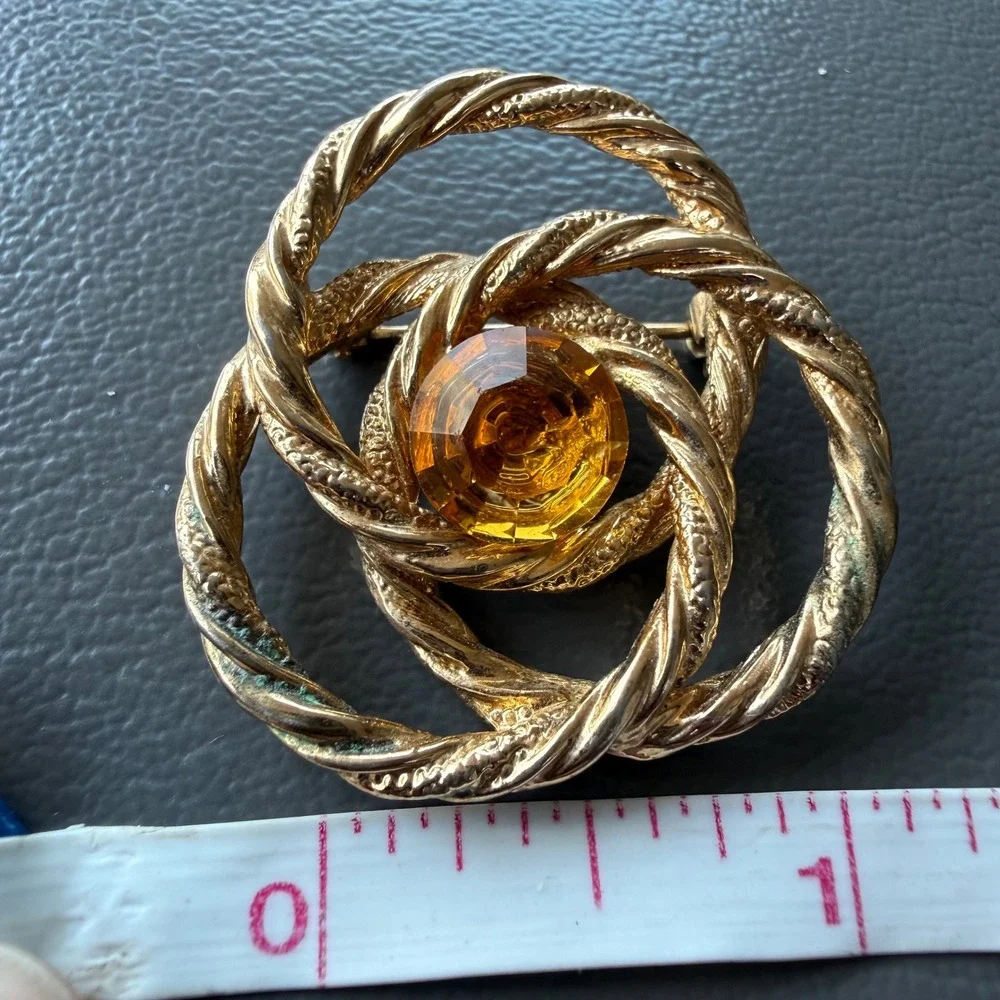 Vintage Sarah Coventry Gold Tone Interlocking Hoop Brooch Amber Rhinestone SC